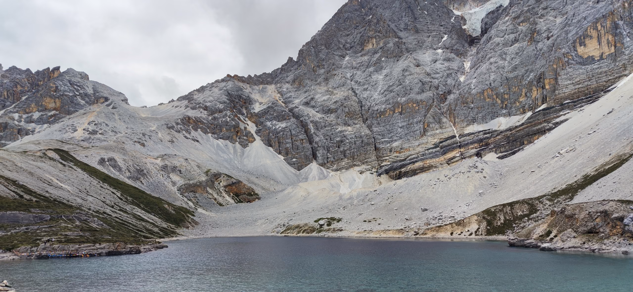 bye-2022-travel-yading-colorful-lake.jpg
